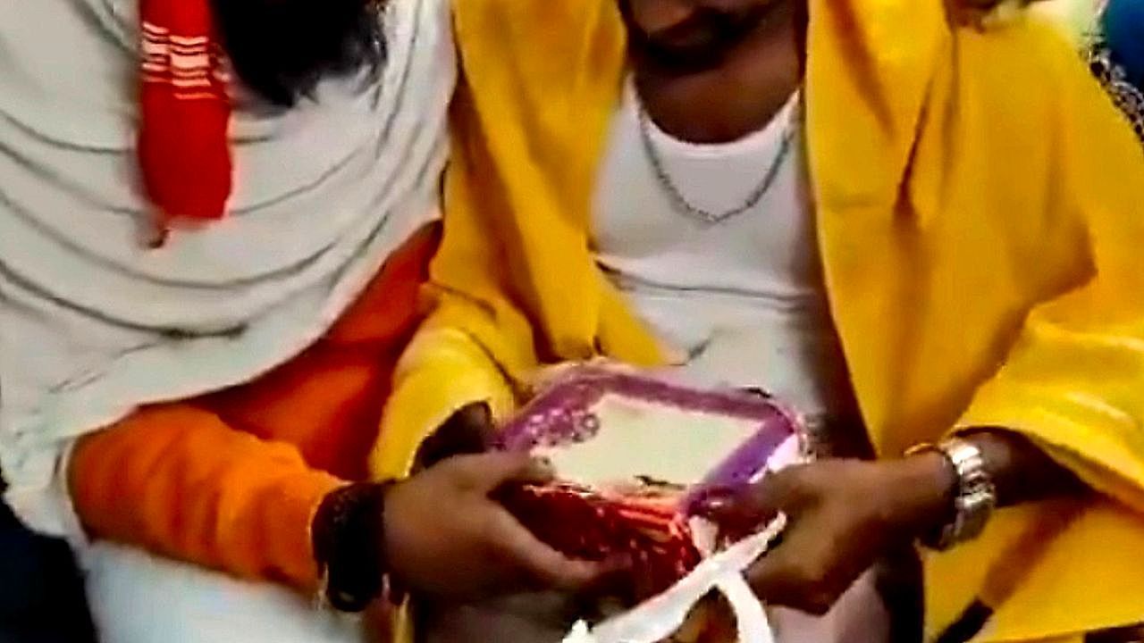 Video: Wedding gift sparks chaos when the groom opens the surprise