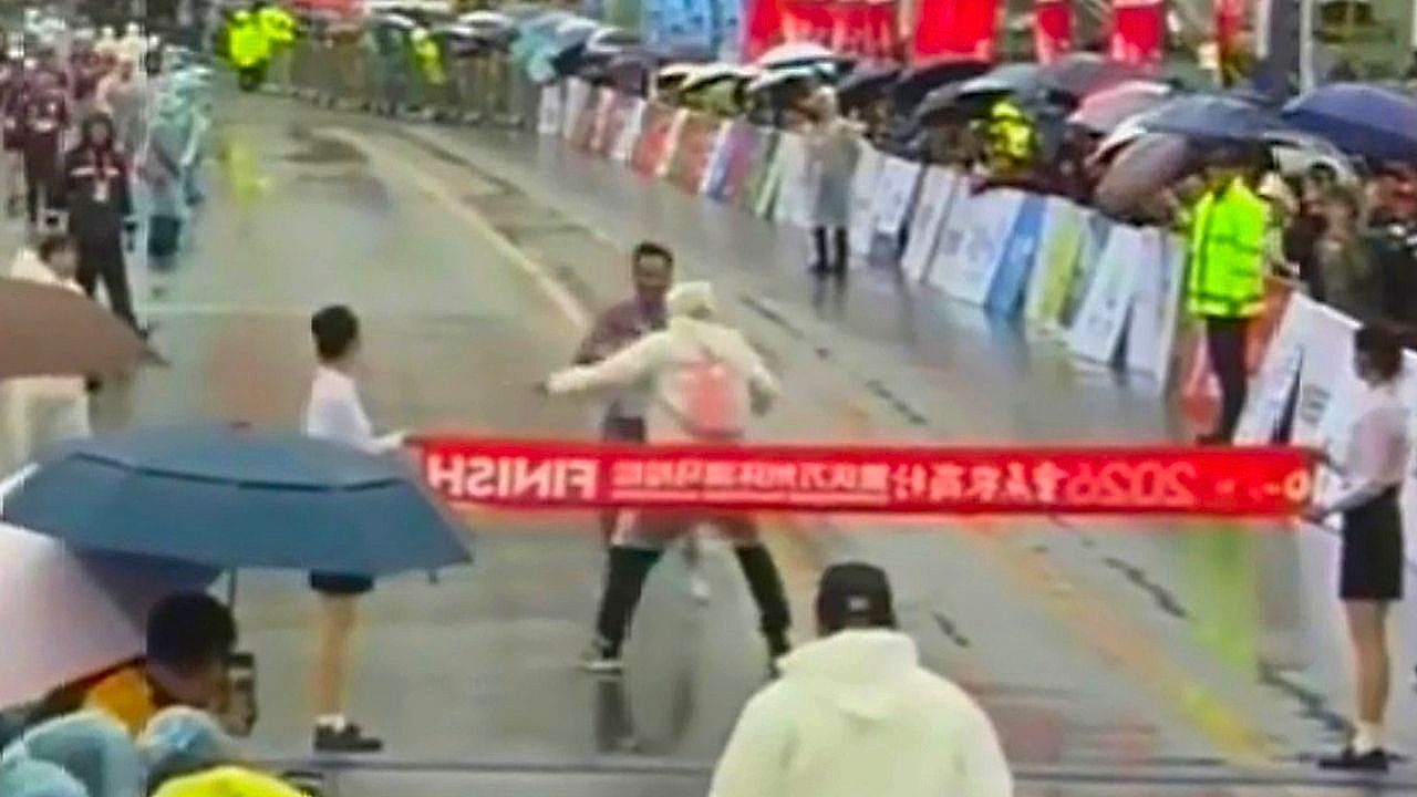 Video: Race official error injures marathon leader at the finish line