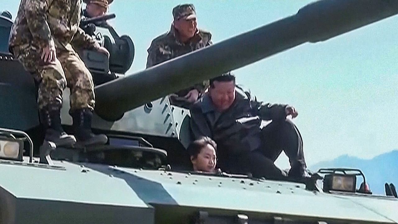Video: Raketen, Pistolen und Panzer: Kim Jong Un zeigt Tochter Nordkoreas Militär