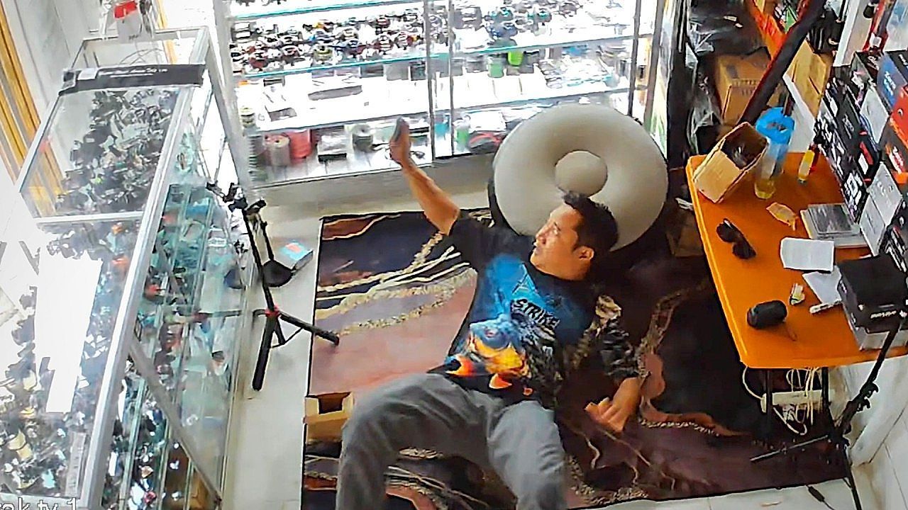 Video: Missglückte Auszeit: Ladenbesitzer will sich entspannen – das wird teuer