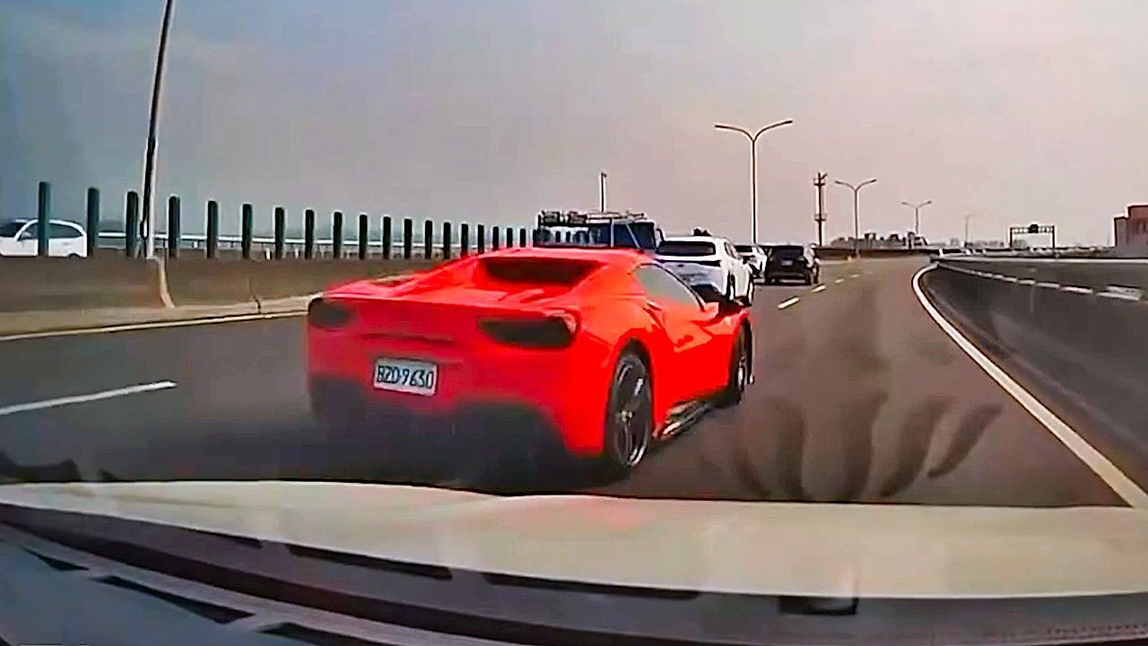 Video: Rasant unterwegs: Ferrari-Fahrer verliert Kontrolle und kracht in Leitplanke