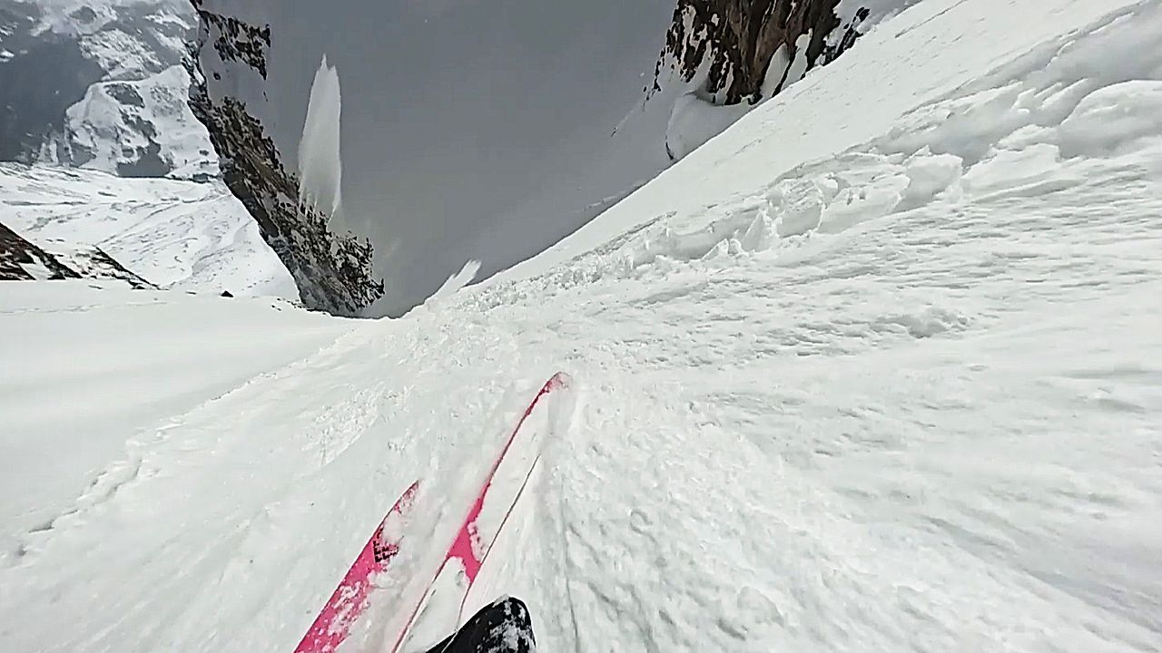 Video: Gefährliche Abfahrt: Skifahrer löst Lawine im Tiefschnee aus