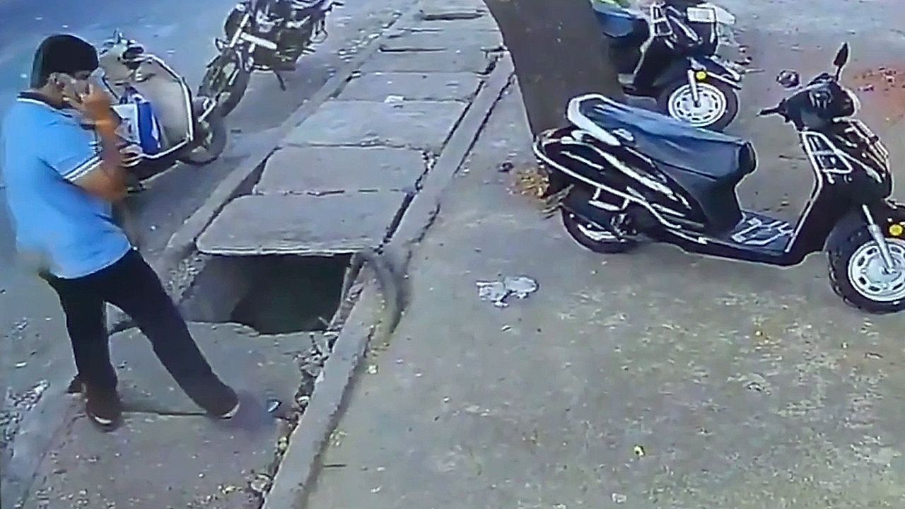 Video: Mann vermeidet beim Telefonieren Loch im Gehsteig – und hat trotzdem Pech