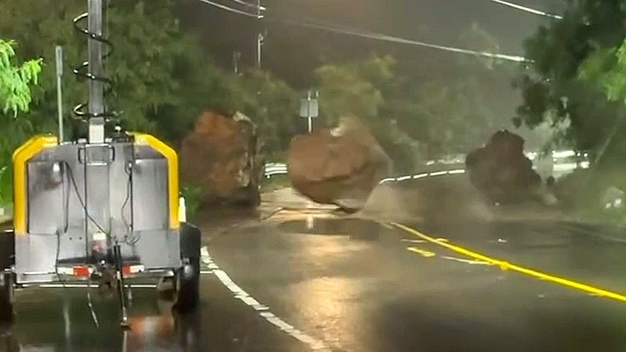 Video: Gefährlicher Steinschlag auf Hawaii: Felsbrocken krachen auf Highway