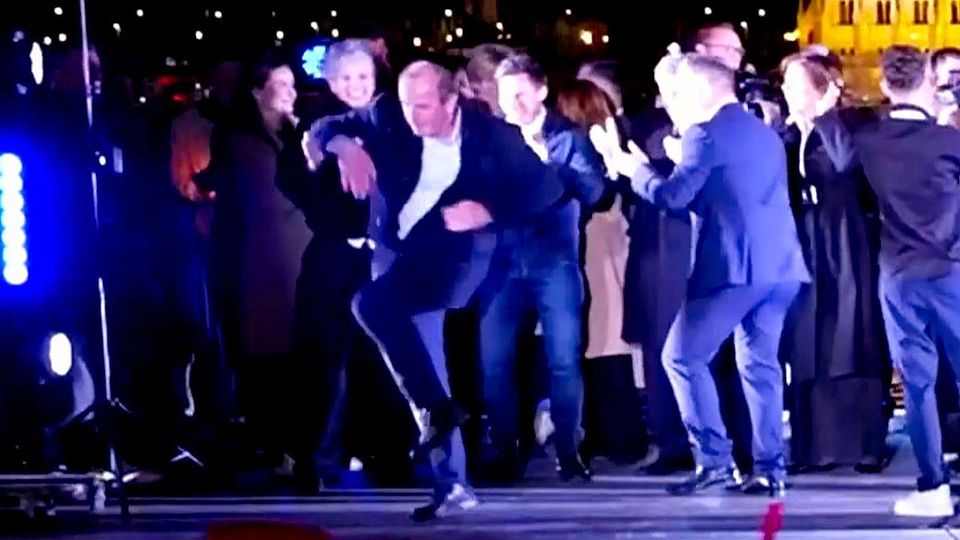 Tanzend vor Freude: Ungarischer Politiker geht nach Wahlsieg viral