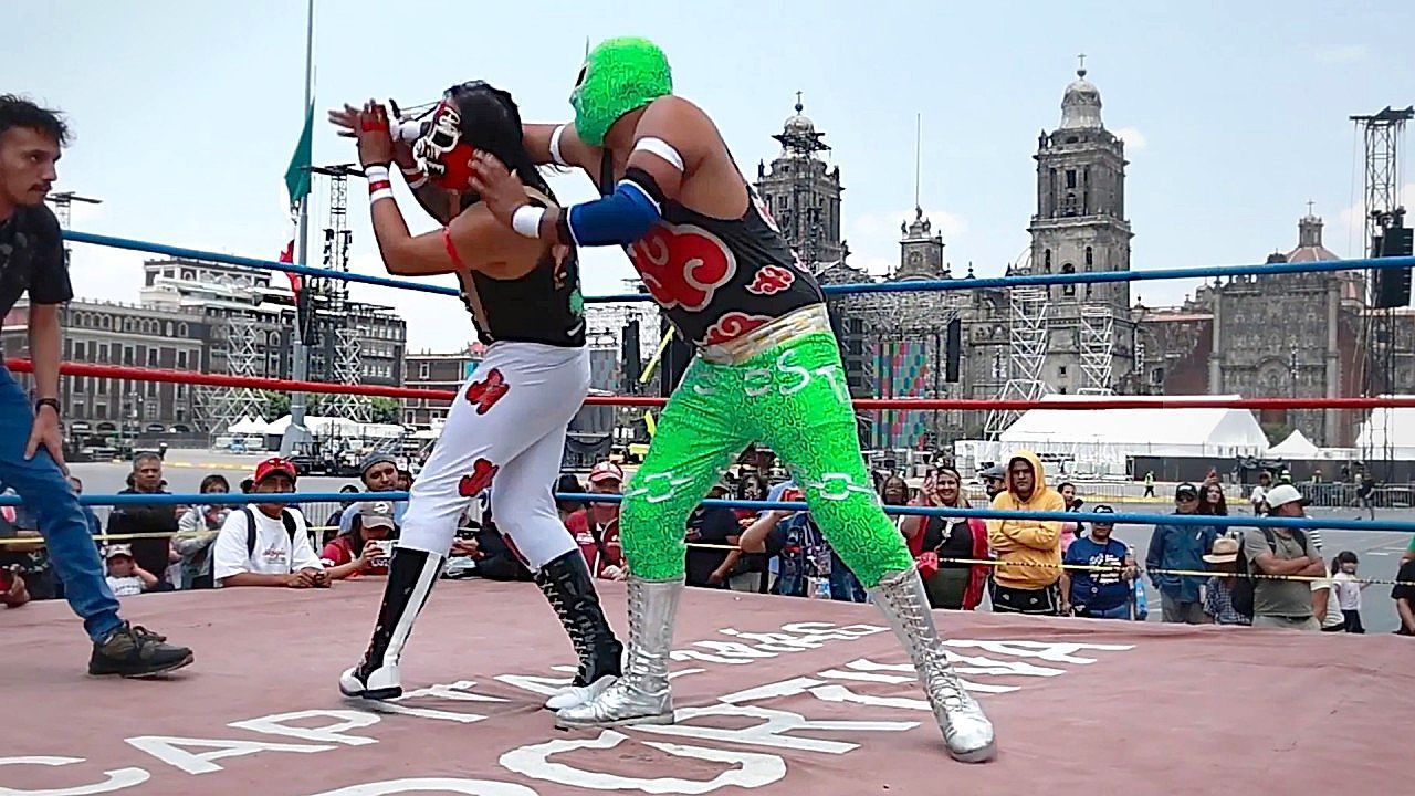 Video: Wrestling Takes Over the Heart of Mexico City