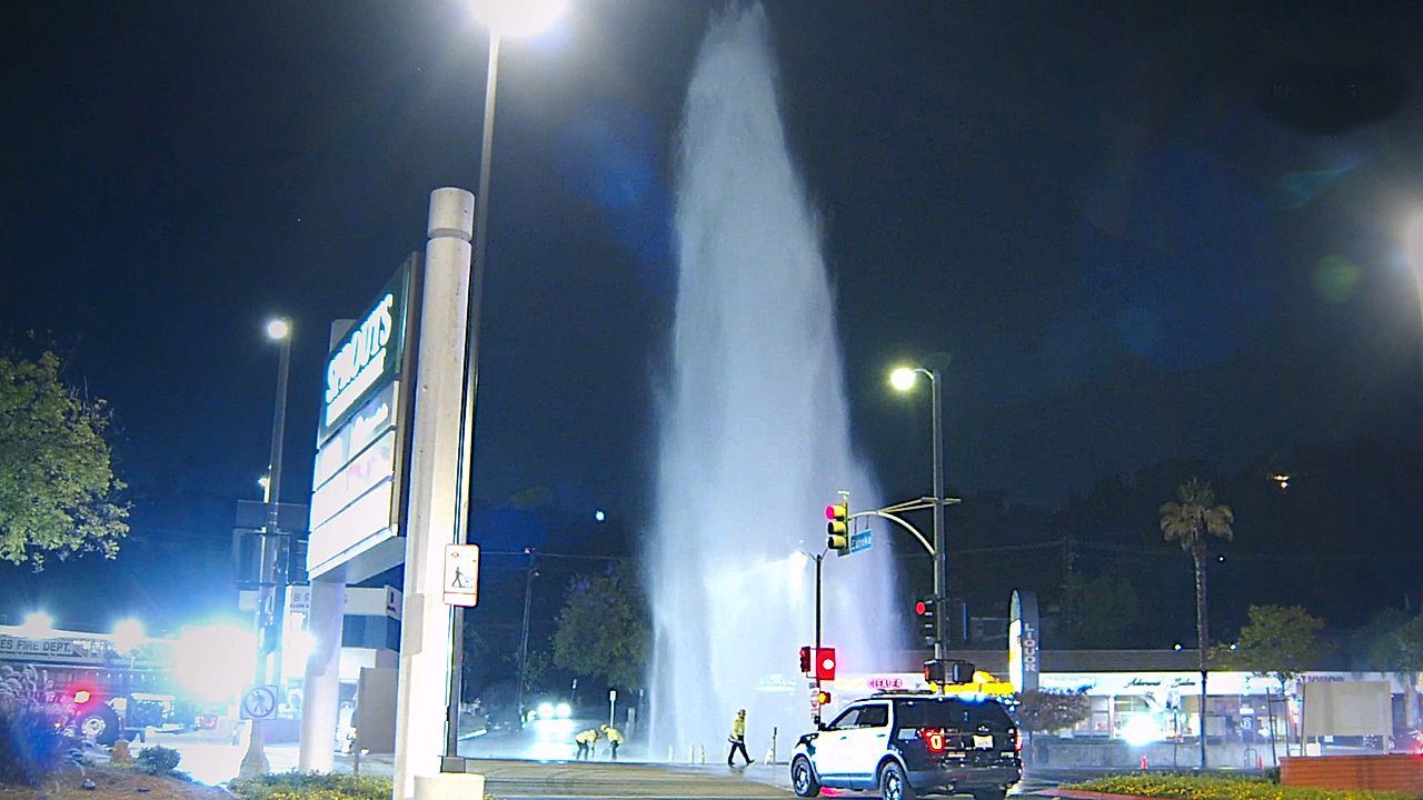 Video: Verursacher beging Fahrerflucht: 20-Meter-Geysir schießt aus Straße in L.A.