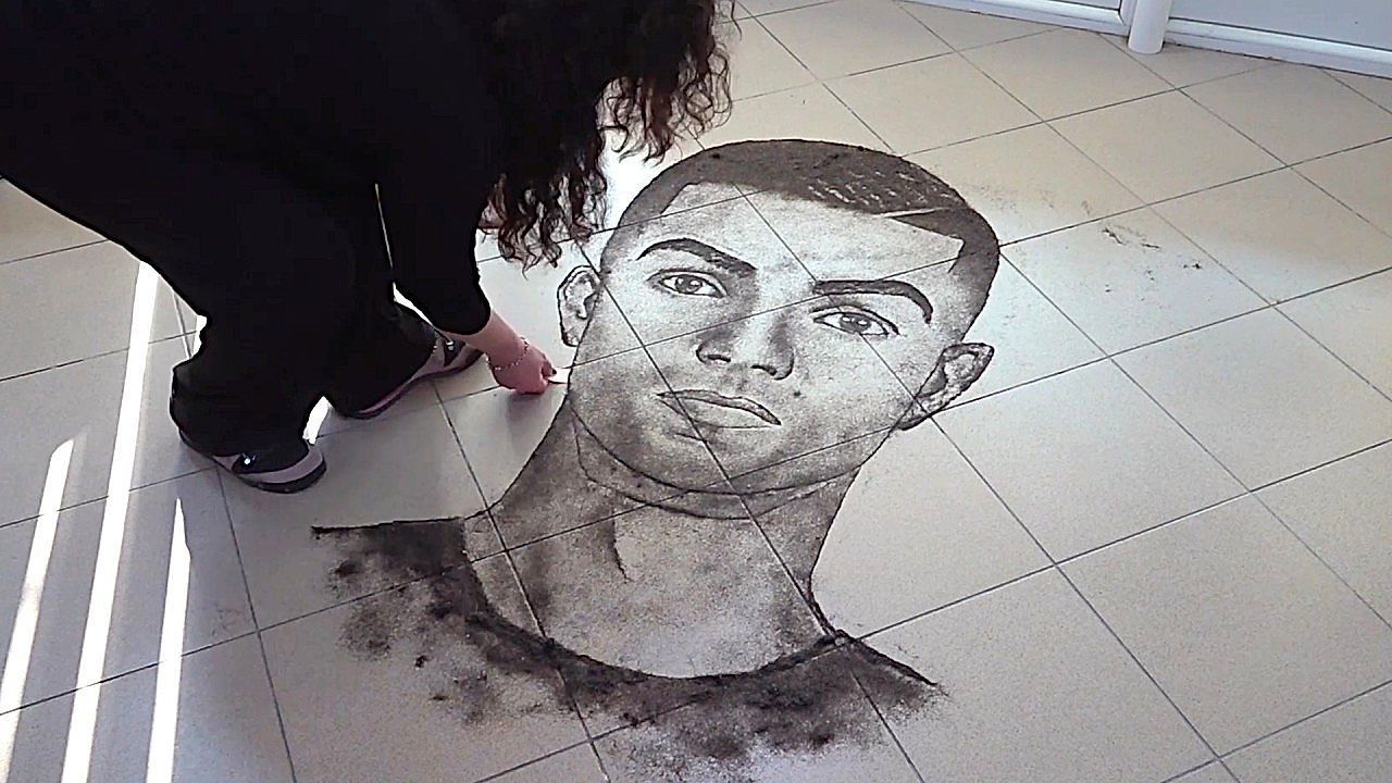 Video: Macedonian stylist creates stunning portraits using hair clippings