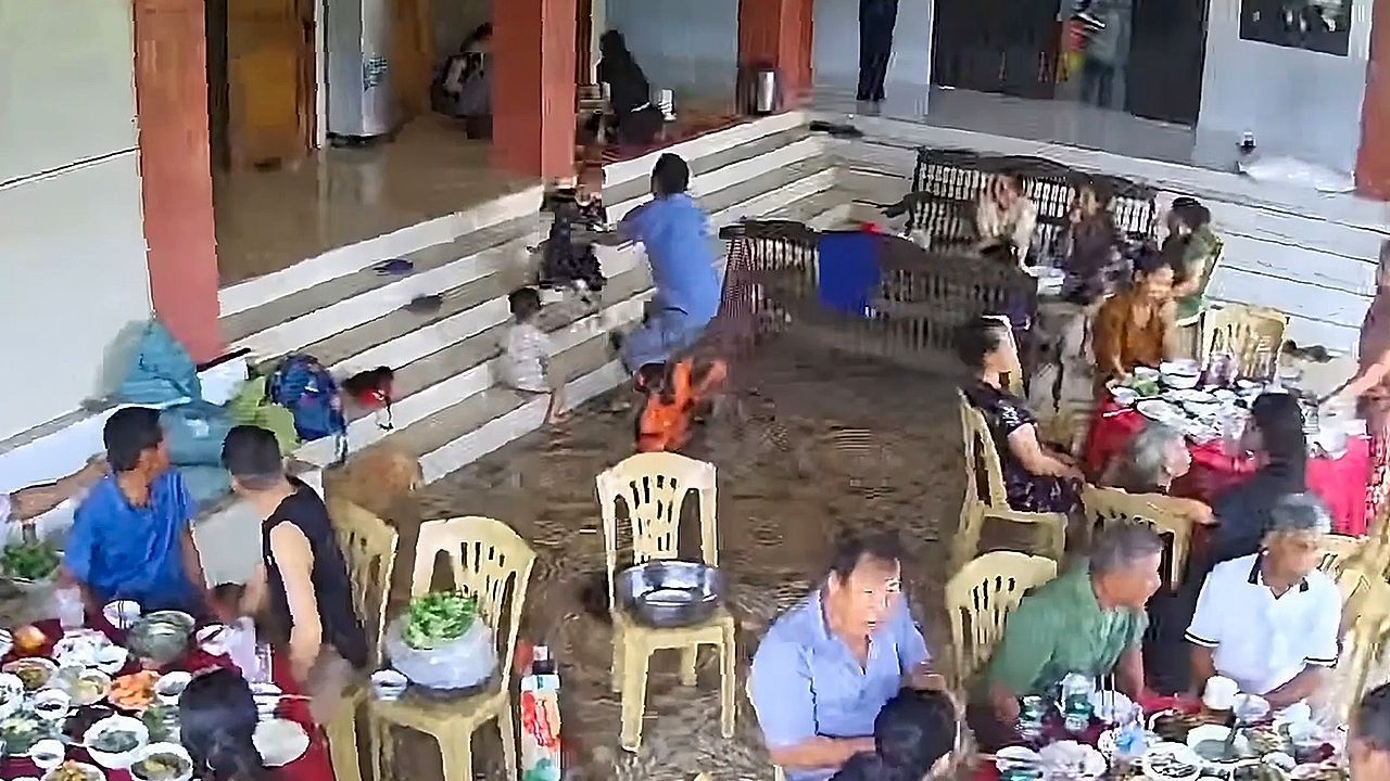 Video: Blitzschnelle Reaktion: Vater fängt Sohn vor dem Sturz ab