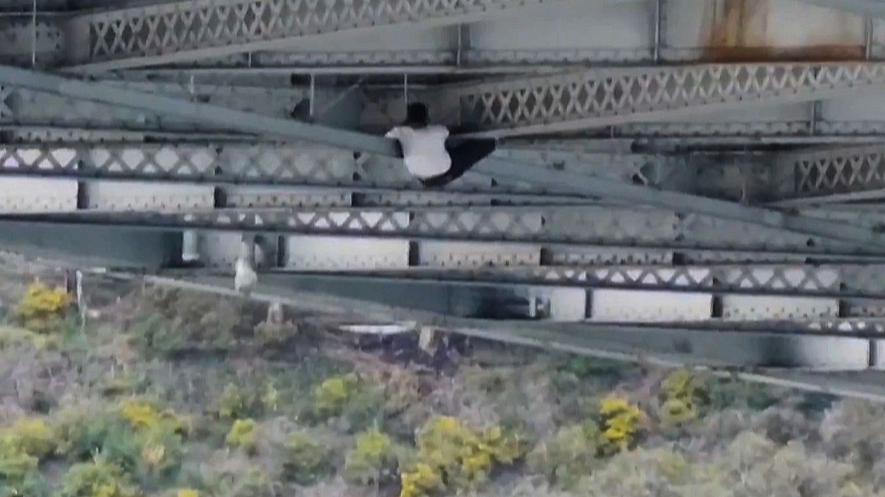 Video: Flucht ohne Ausweg: Autodieb klettert unter San Franciscos Bay Bridge