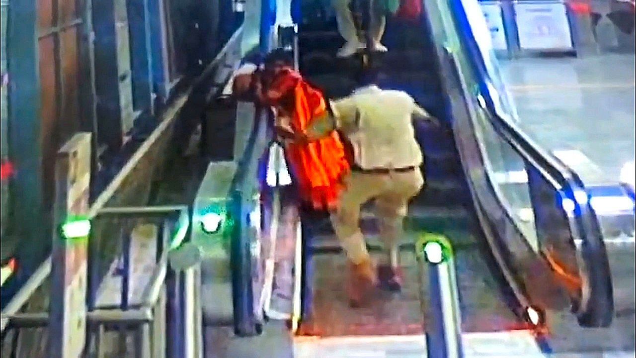 Video: Blitzreaktion im richtigen Moment: Polizist fängt Frau mit Kind auf Rolltreppe auf