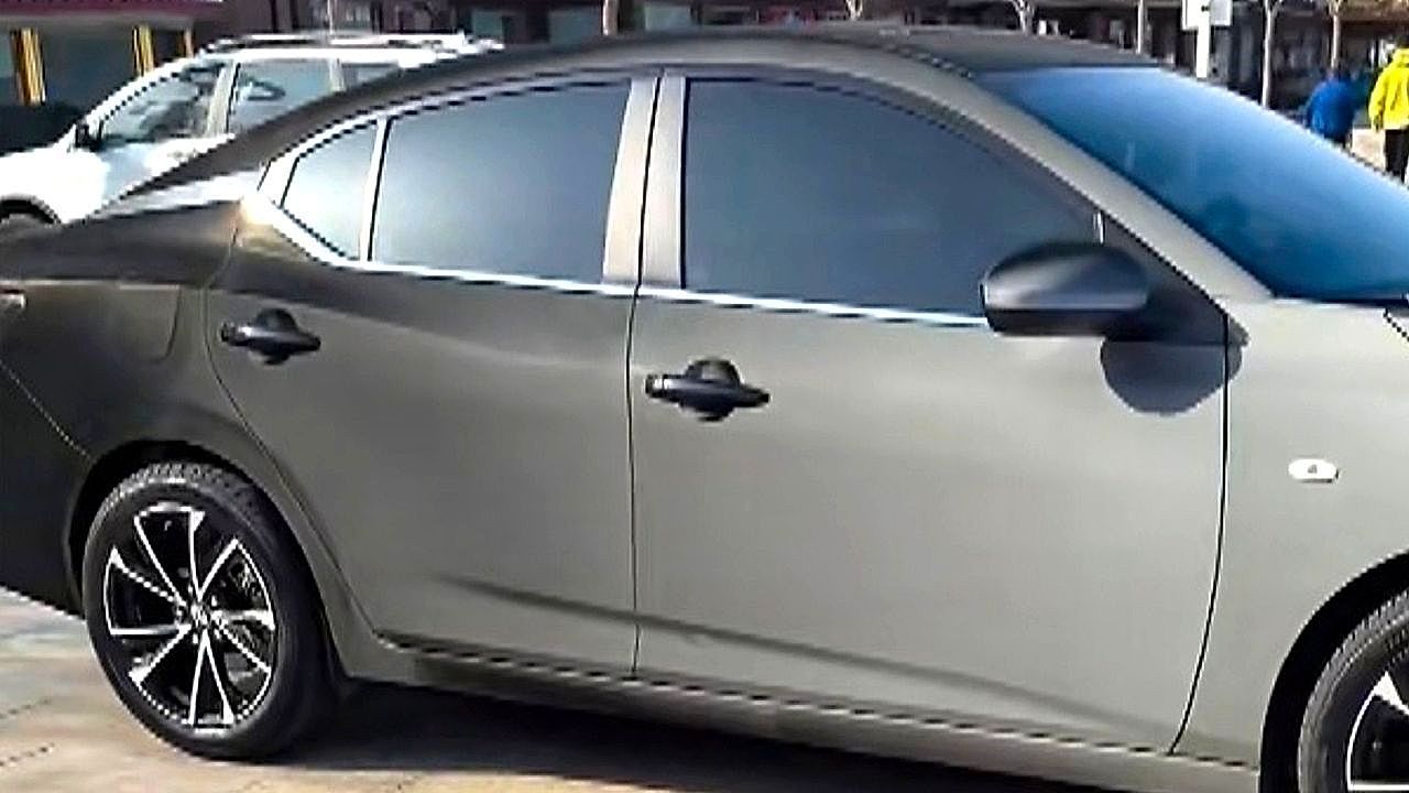 Video: White car turns black instantly under the sunlight