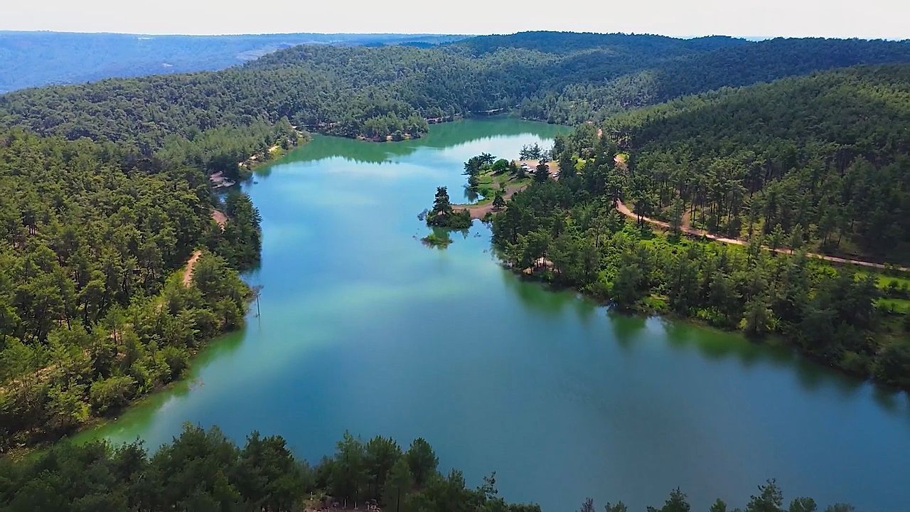 Video: Die Natur kommt zurück: Starkregen füllt ausgetrockneten Stausee auf