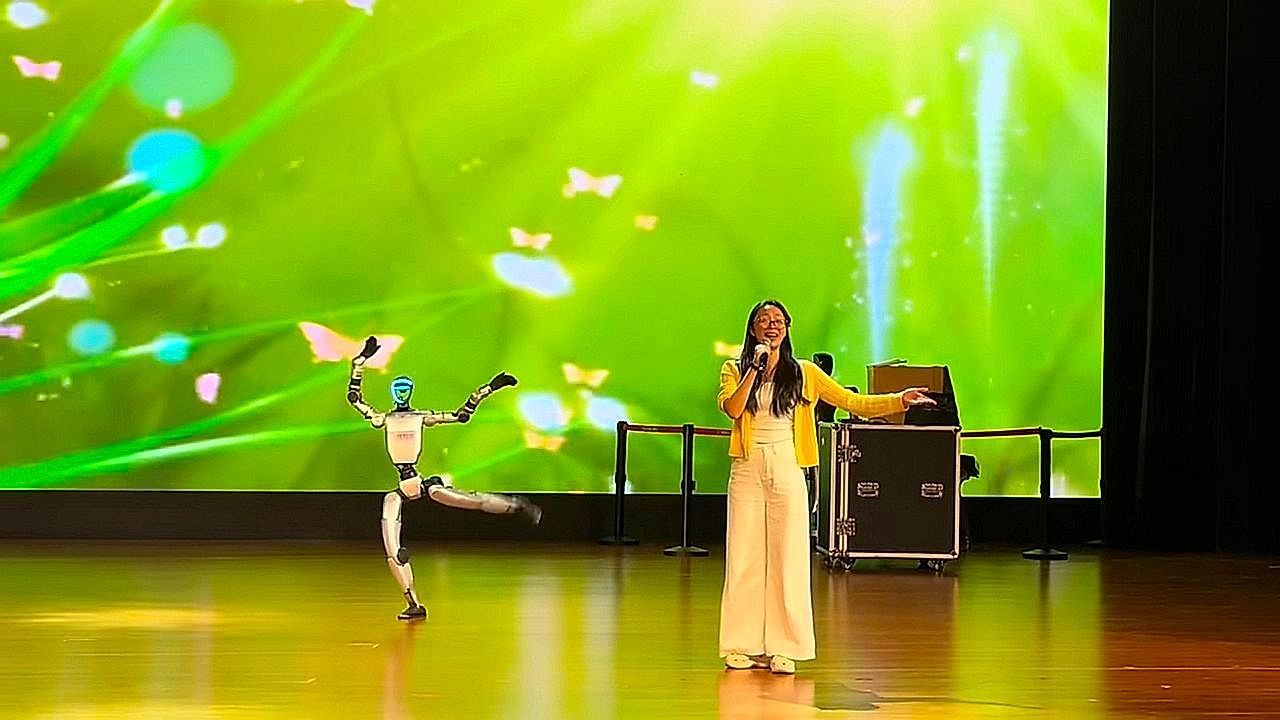 Video: Beinahe umgerempelt: Ballett-Roboter begleitet Sängerin in China