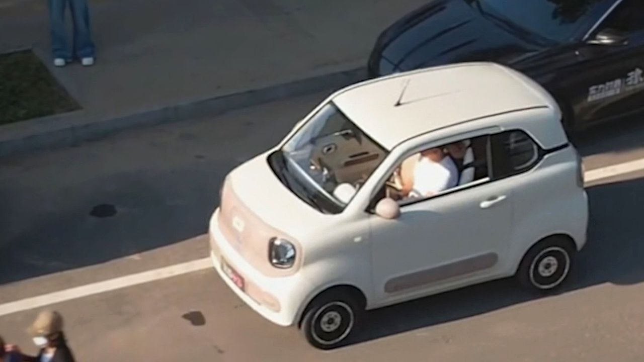 Video: Park-Magie: Mini-Elektroauto gleitet seitwärts in Lücke