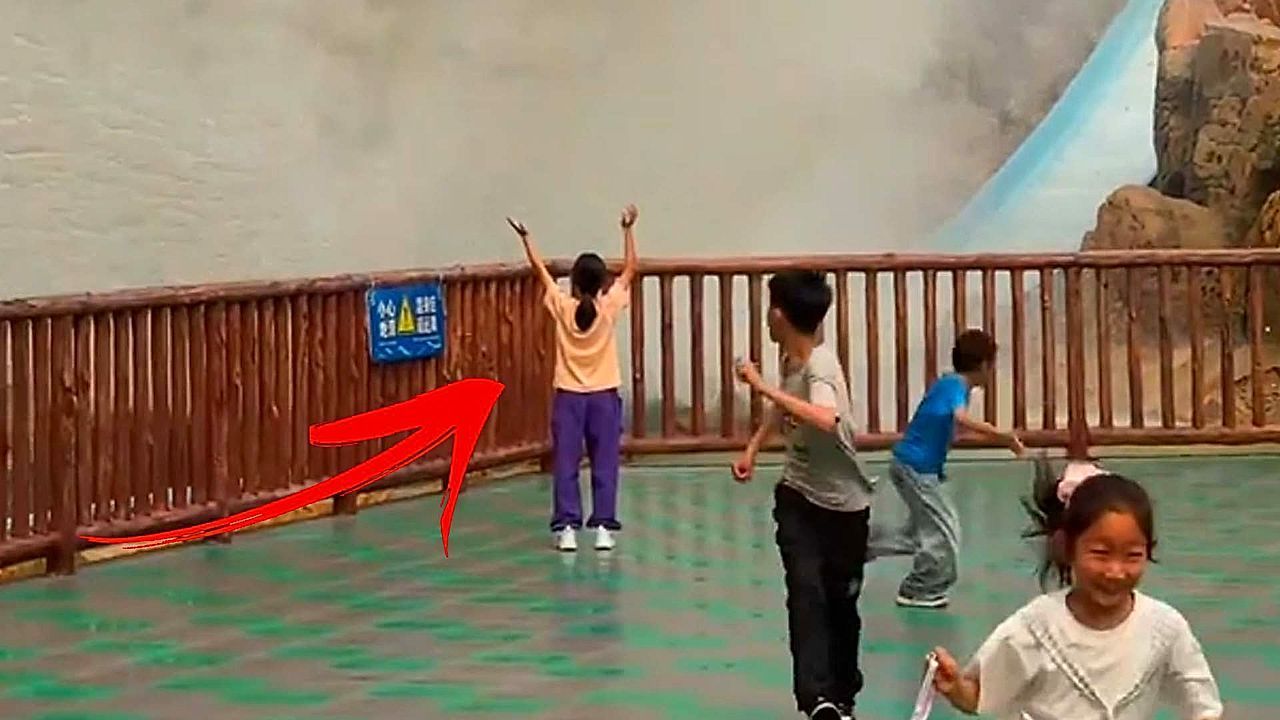 Video: Klatschnass: Mädchen stellt sich vor Wasserfontäne im Freizeitpark