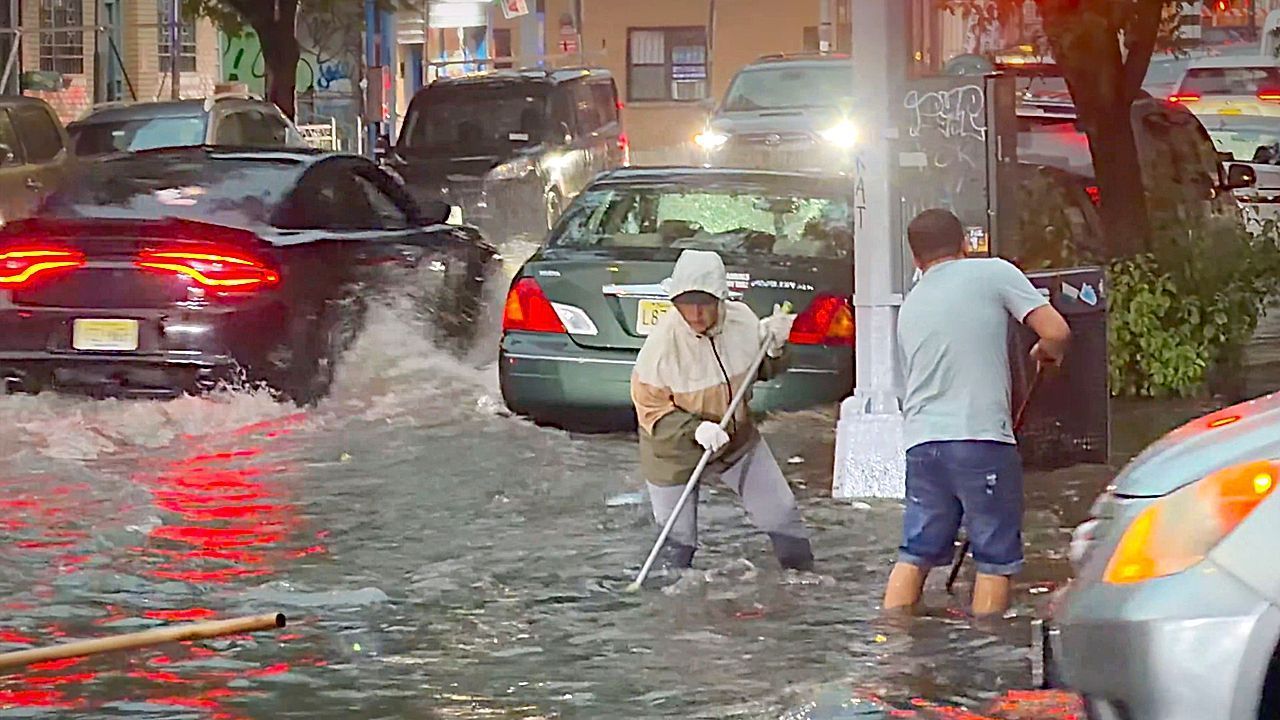 Video: Straßen unter Wasser: Sturzfluten legen New York City lahm