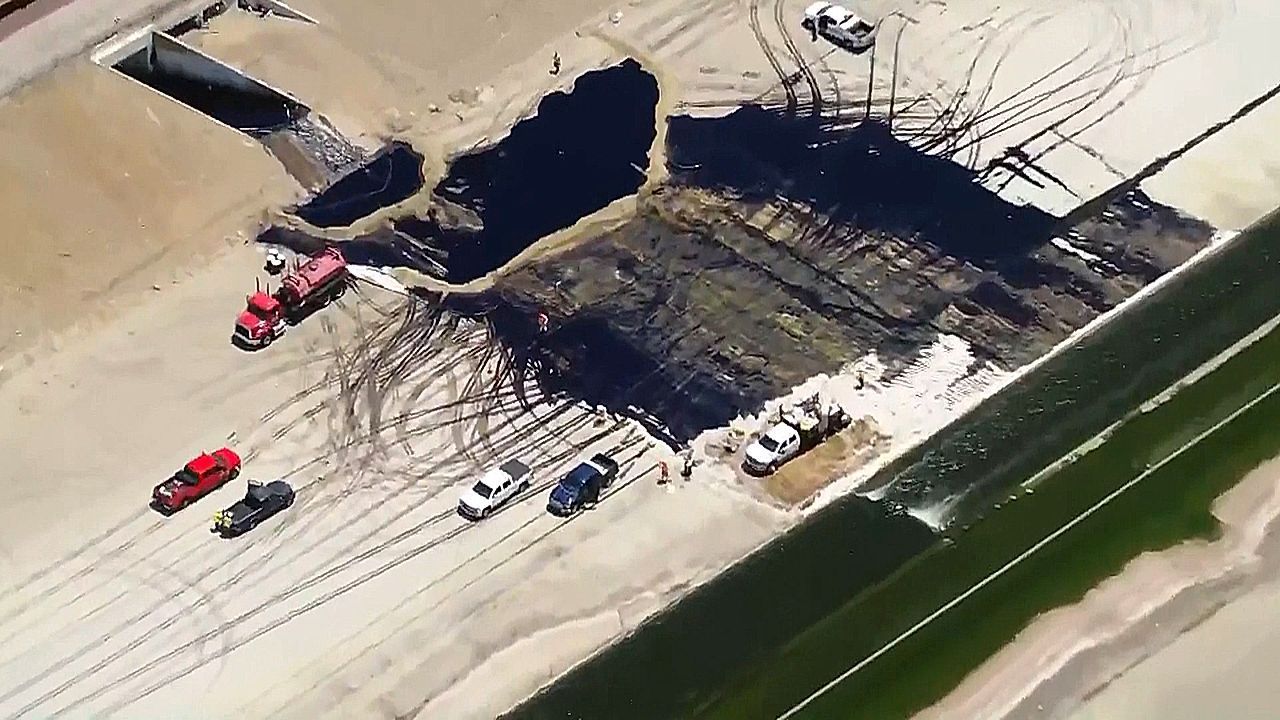 Video: Umweltkatastrophe: Tausende Liter Öl fließen in L.A. in Straßen und Fluss