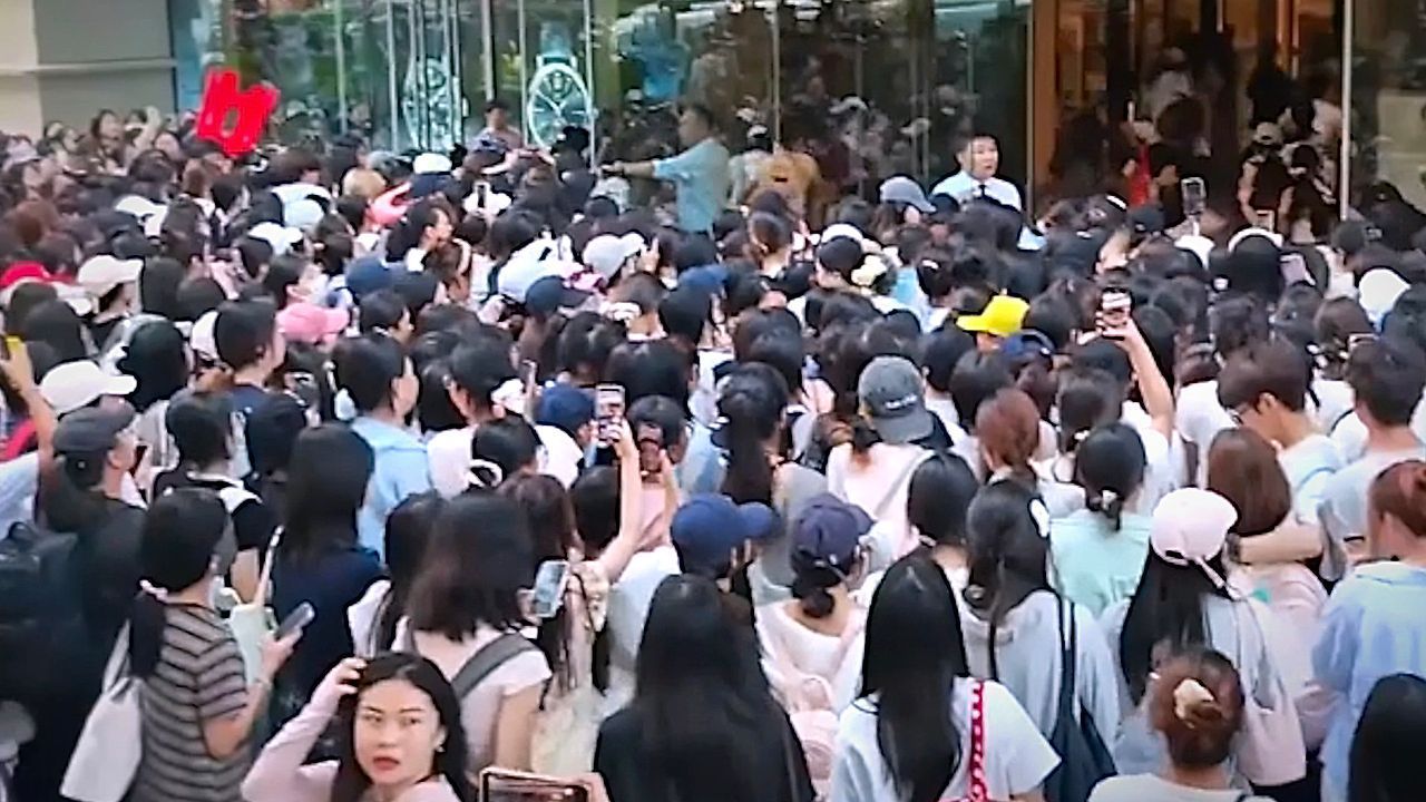 Chaos-im-Einkaufszentrum-Fans-st-rmen-Meet-and-Greet-mit-chinesischem-Schauspieler