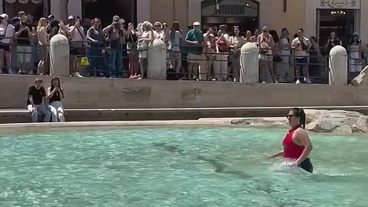 Video: Badespaß im Weltkulturerbe: Influencerin springt in den Trevi-Brunnen