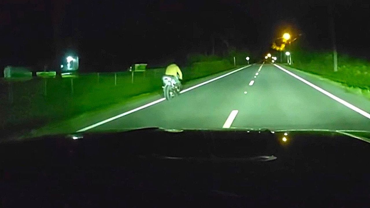 Video: Im Schneckentempo auf dem Motorrad: Mann flieht vor Polizeikontrolle mit 24 km/h