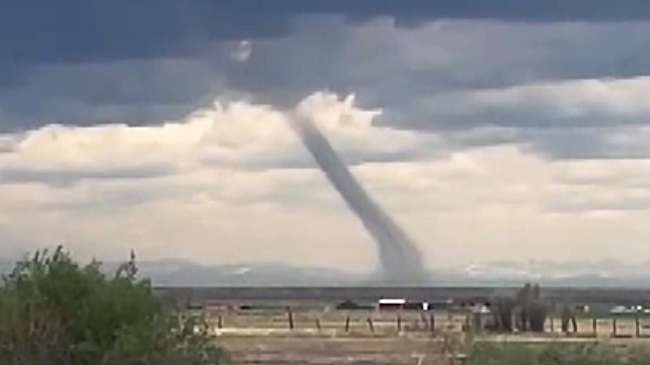 Video: Landspout tornado spirals into the sky above Wyoming
