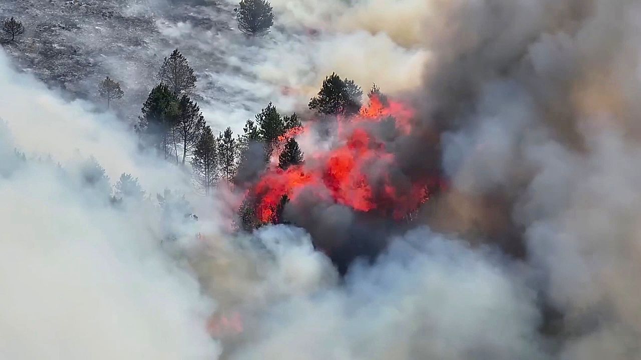 Video: Hitzewelle entfacht Großbrand: Flammen wüten in Moor nahe Manchester