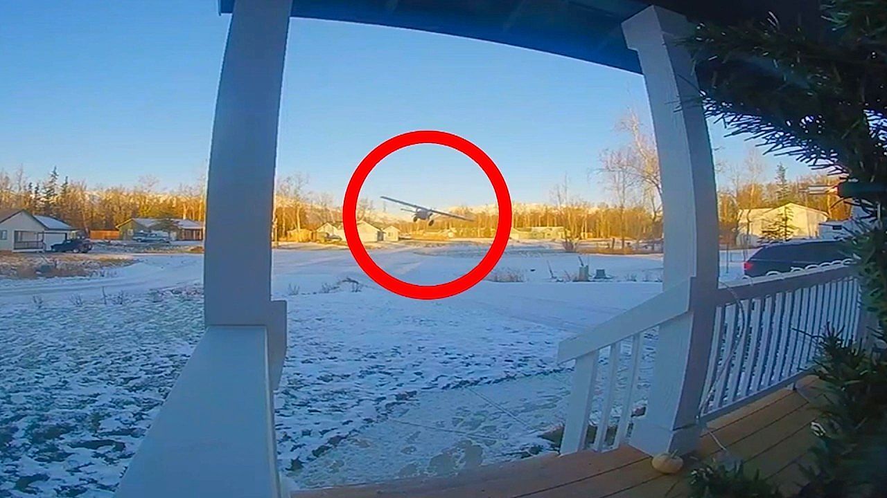 Video: Pilot hatte Treibstoffzufuhr abgeschaltet: Kleinflugzeug stürzte in Alaska auf Straße
