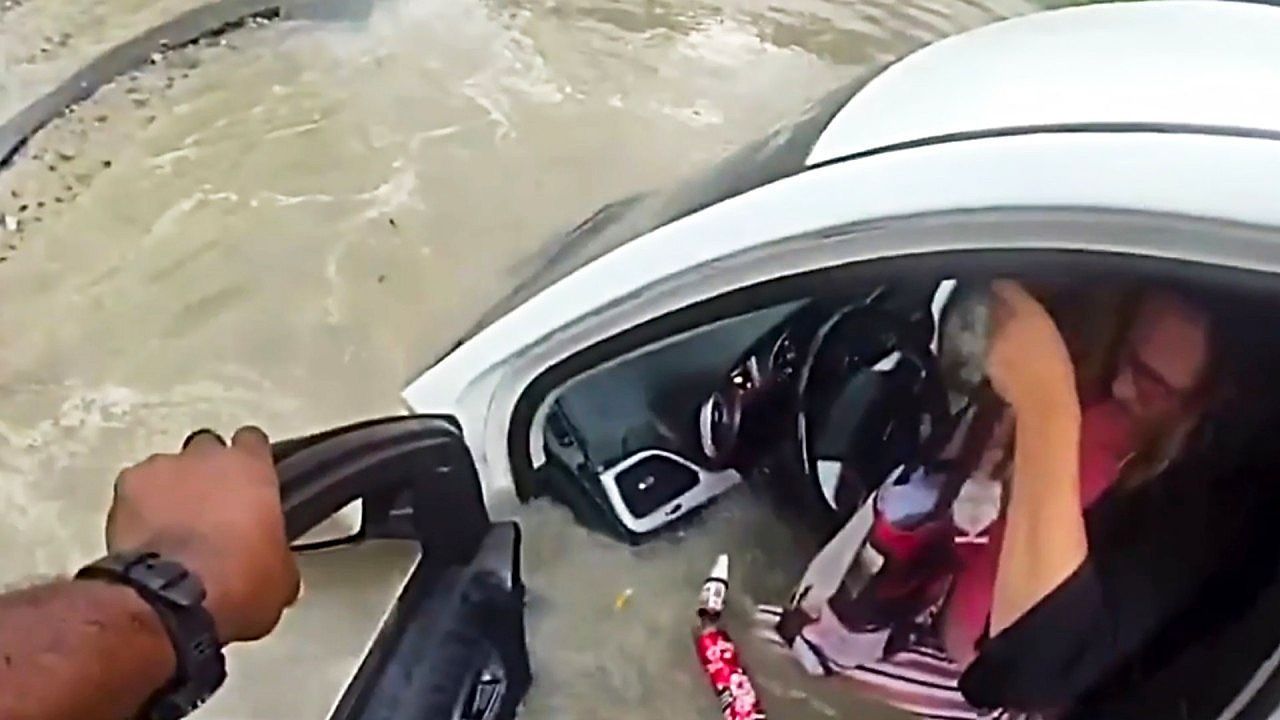 Video: Straße eingebrochen: Polizist rettet Autofahrerin aus Senkloch – Bodycam filmt mit