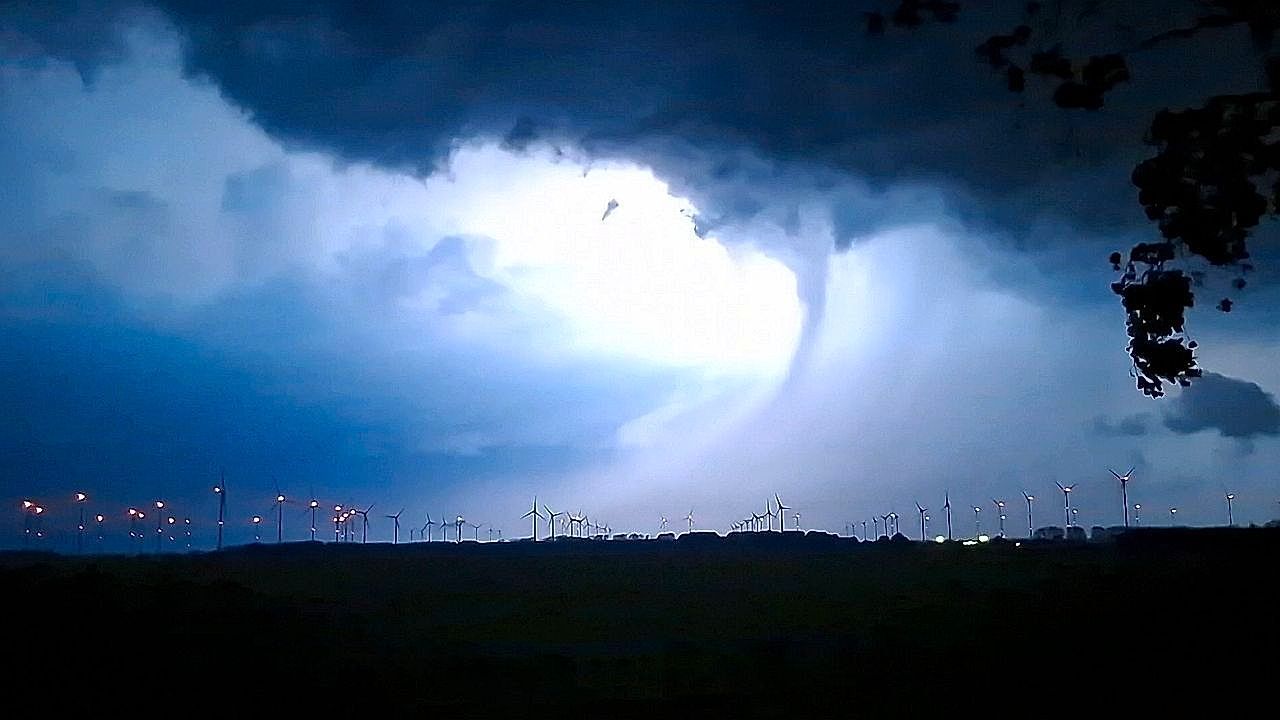 Video: Blitz für Blitz: Gewitter enthüllt Trichterwolke über den Niederlanden
