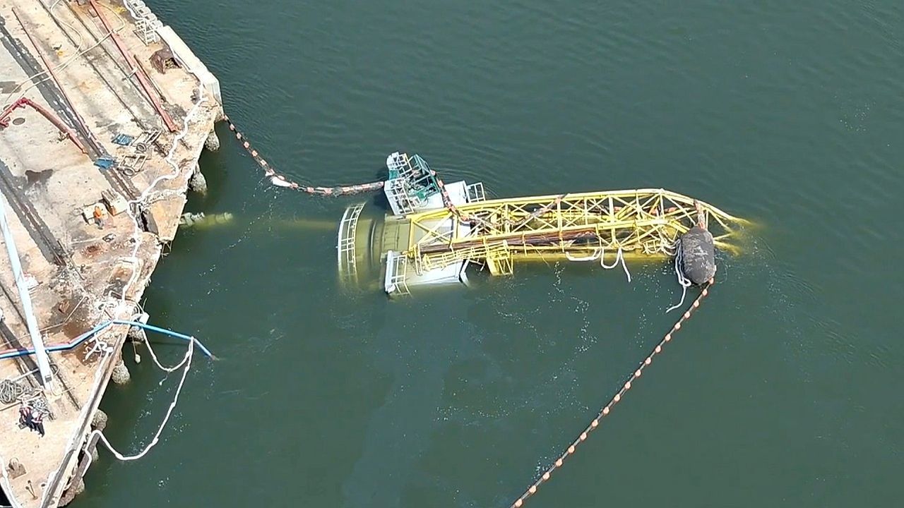 Shipyard crane crashes into the Cooper River near Charleston