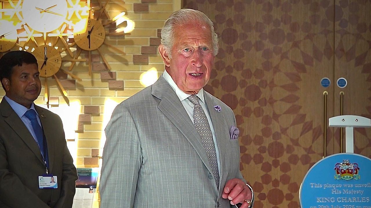 Video: Royaler Besuch ohne Schuhe: König Charles lobt Europas erste Öko-Moschee