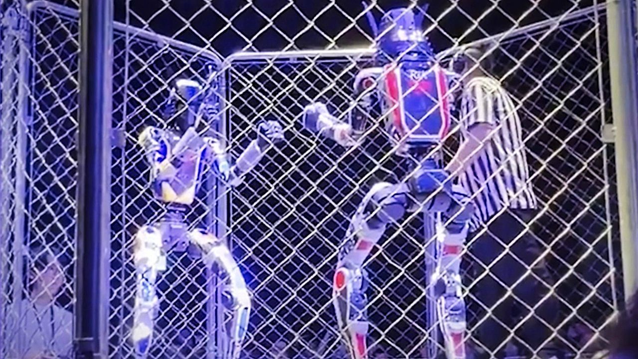 Video: Kampf der Maschinen: Humanoide Roboter liefern sich Kickbox-Duell in Tokio