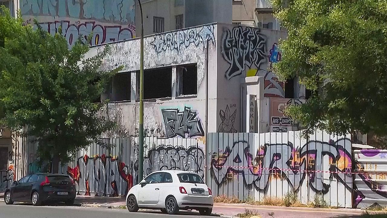 Video: Grausamer Leichenfund in Koffer: Verdächtiger in Athen vor Gericht