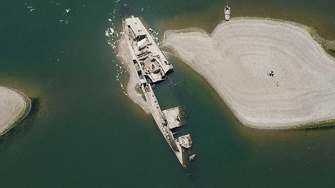 Video: Pegel auf Rekord-Tiefstand: Nazi-Wracks tauchen in Donau auf