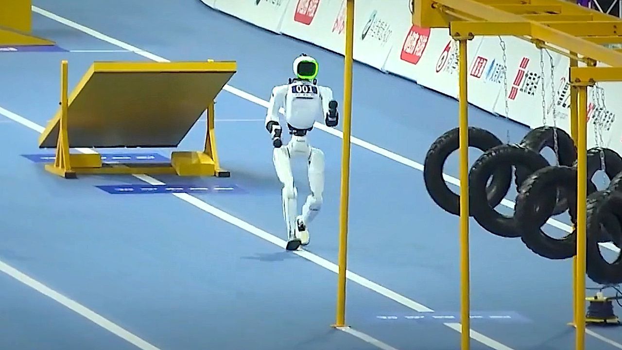 Video: Maschinen im Hindernisrennen: Roboter meistern Wippen und Tunnel in Peking
