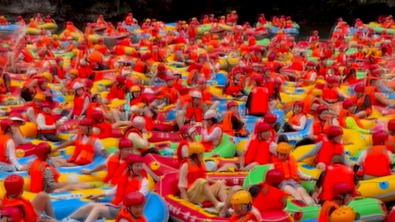 Video: Urlaubshorror beim Rafting: Hunderte Schlauchboote verstopfen Fluss in China