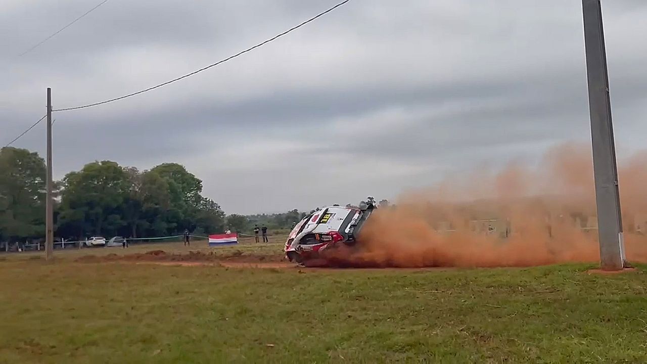 Video: Überschlag mit Folgen: Rallye-Pilot Katsuta reißt in Paraguay Strommast um