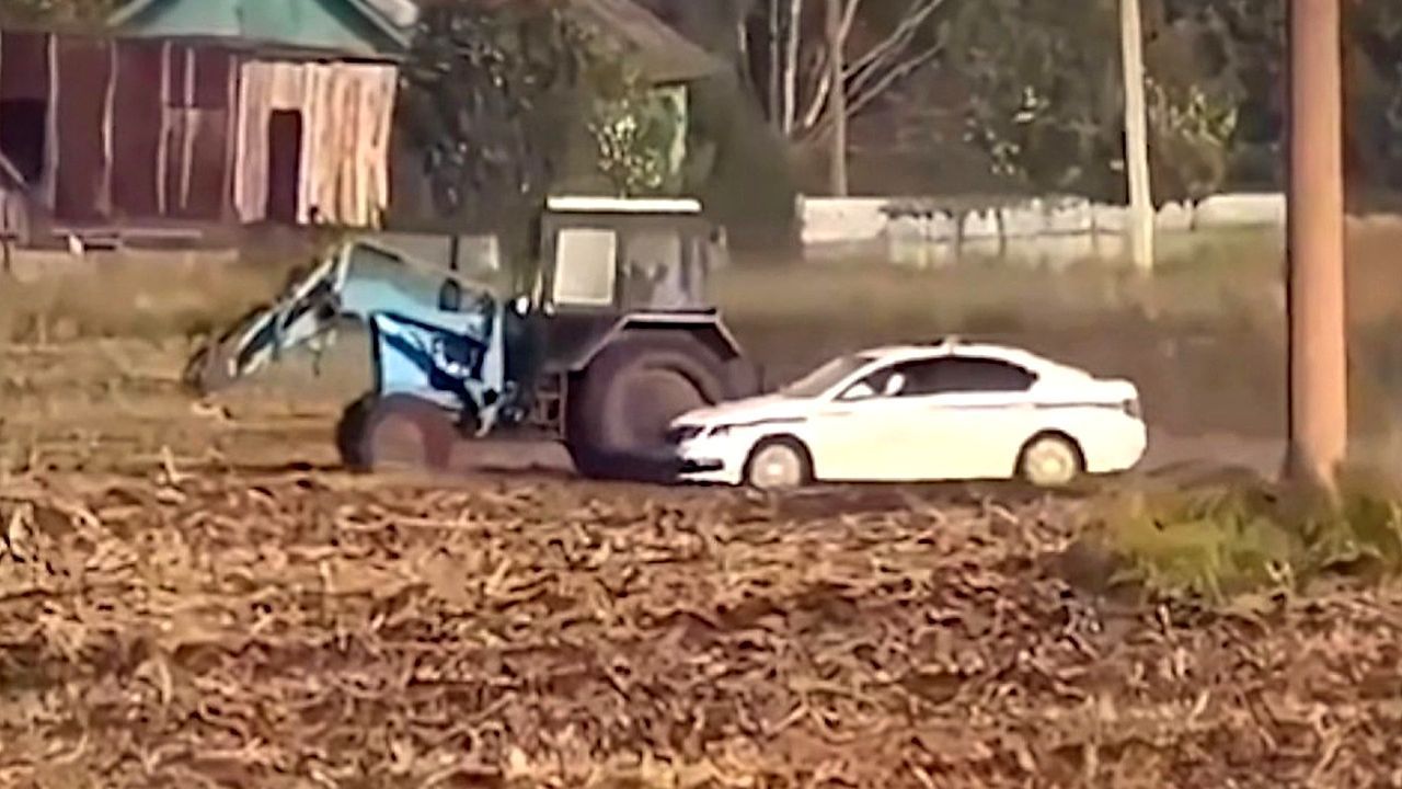 Video: Schräge Flucht vor der Polizei: Russischer Traktorfahrer landet im Graben