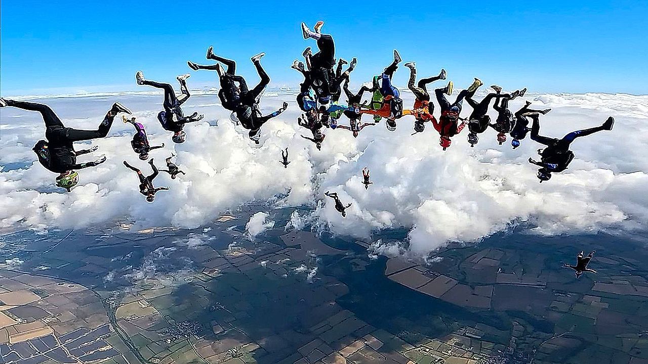 Video: Kopfüber zum Rekord: 39 Fallschirmspringer knacken 10 Jahre alte Bestmarke