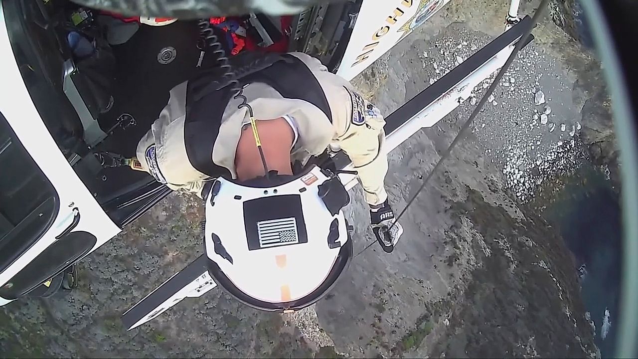 Video: Gefangen über dem Abgrund: Experte holt zwei Kletterer von Steilküste in Kalifornien