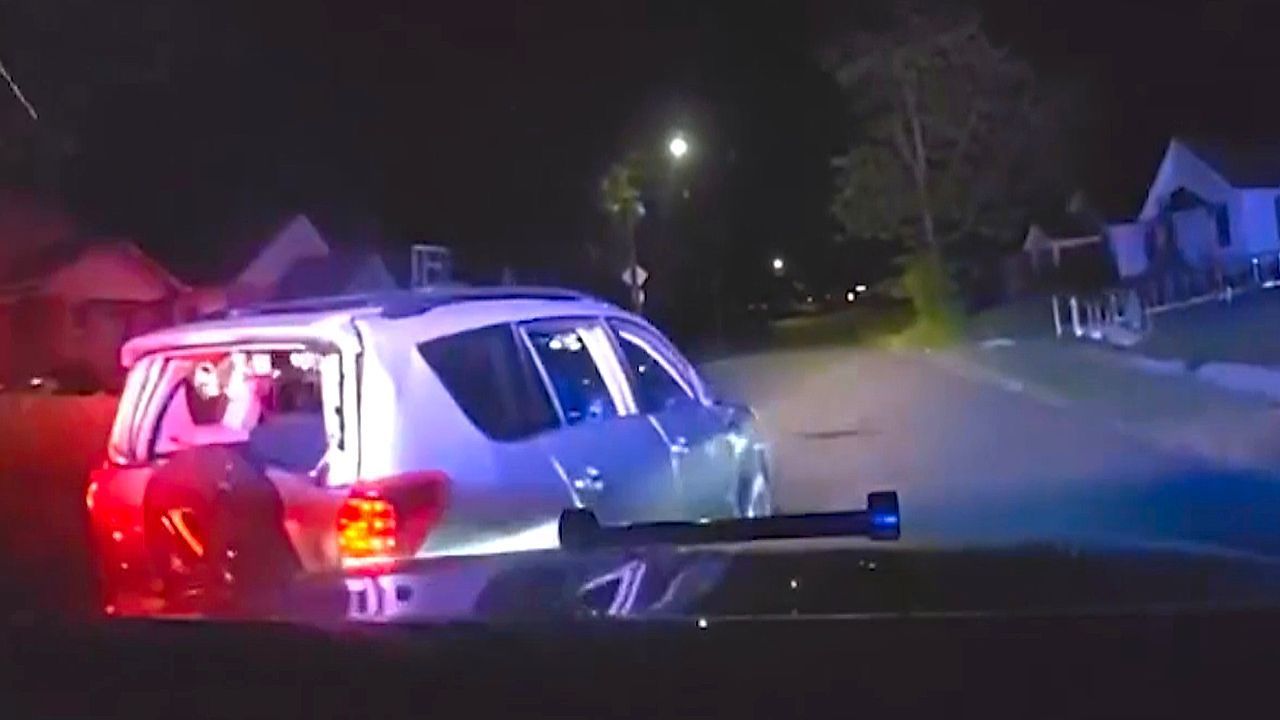 Video: Chaos in Ohio: Mordverdächtiger stiehlt Streifenwagen und rast in Wohnhaus