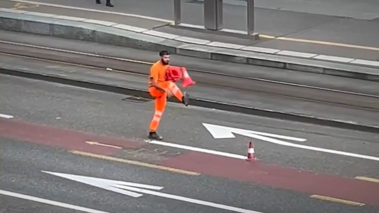 Video: Kegel-Kick: Straßenarbeiter zeigt beeindruckende Fußball-Skills