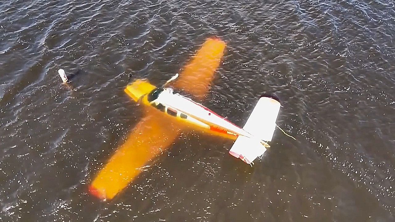 Video: Dramatische Notwasserung: US-Kongressabgeordneter entkommt sinkendem Flugzeug