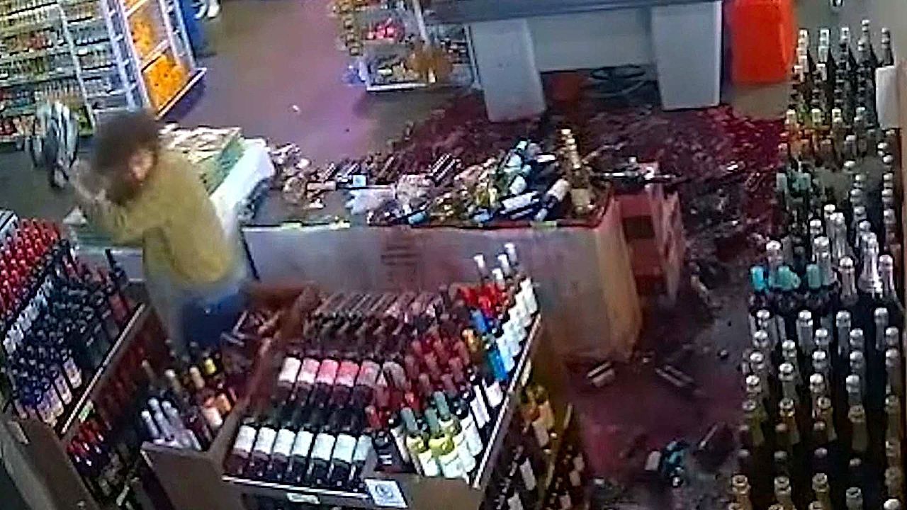 Video: Kartenzahlung abgelehnt: Mann zerschlägt Dutzende Weinflaschen in Brasilien