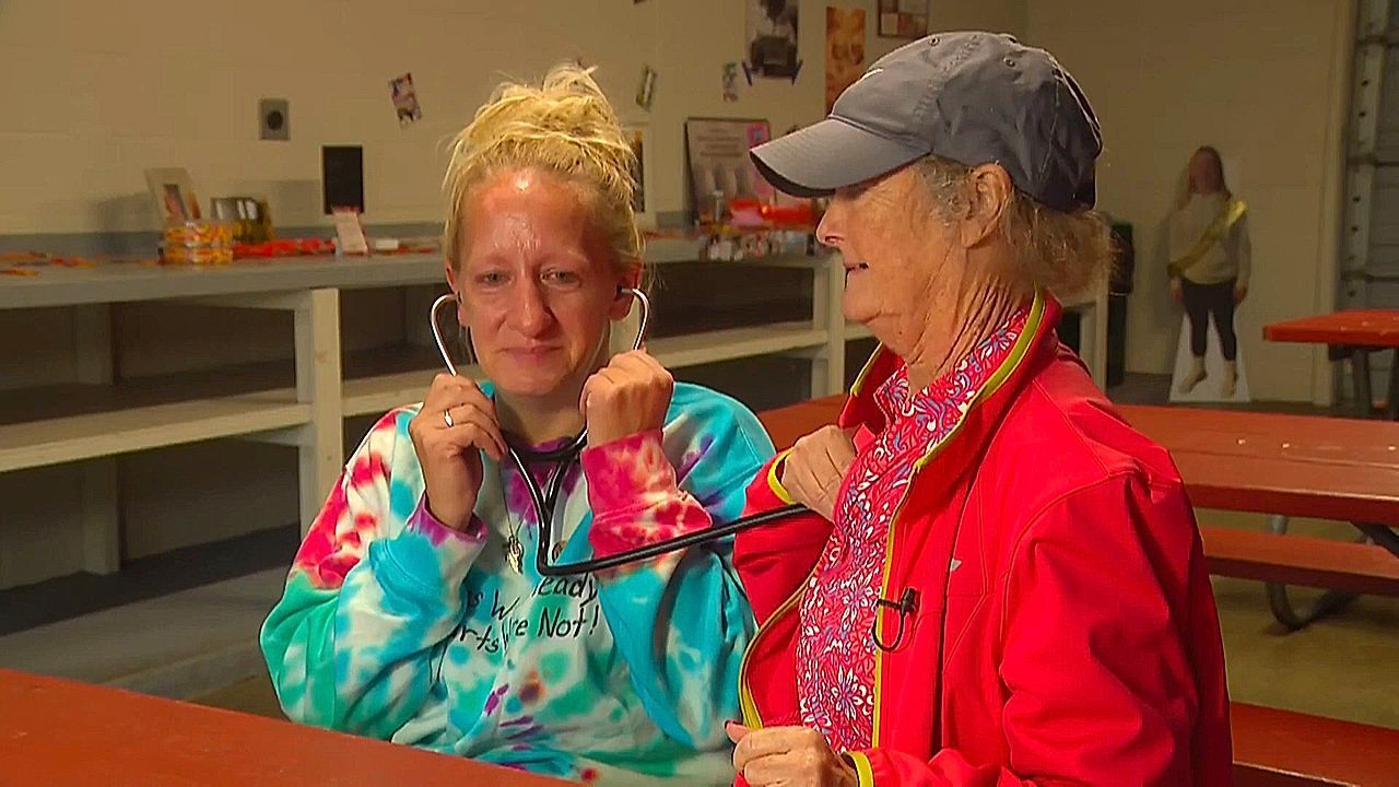 Video: Bewegender Moment: Mutter hört Herzschlag ihrer verstorbenen Tochter wieder