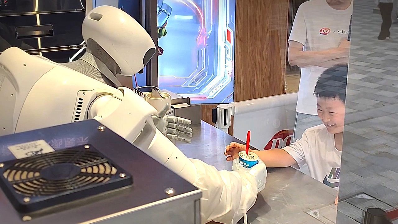 Video: Voll automatisiert: Roboter serviert Eis in Shanghai