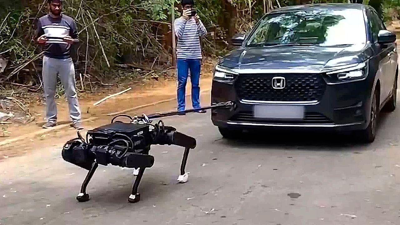 Video: Maschine zeigt Kraftakt: Roboterhund zieht Limousine mit zwei Insassen