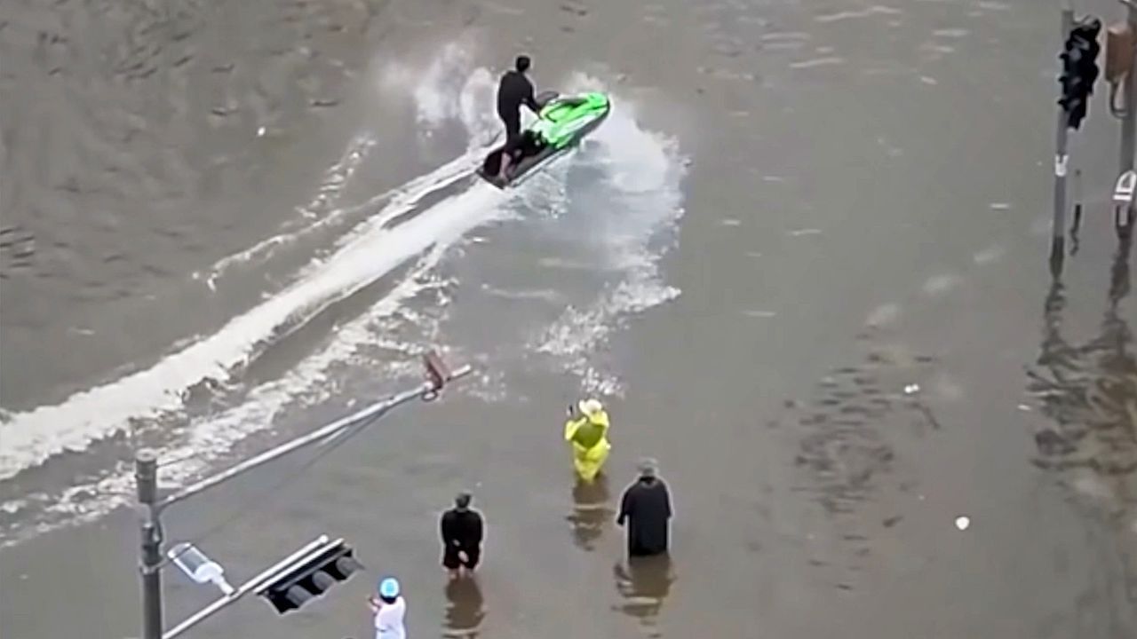 Video: Mitten in der Flut: Mann fährt Jetski durch überschwemmte Straße in Bangkok – mit Folgen