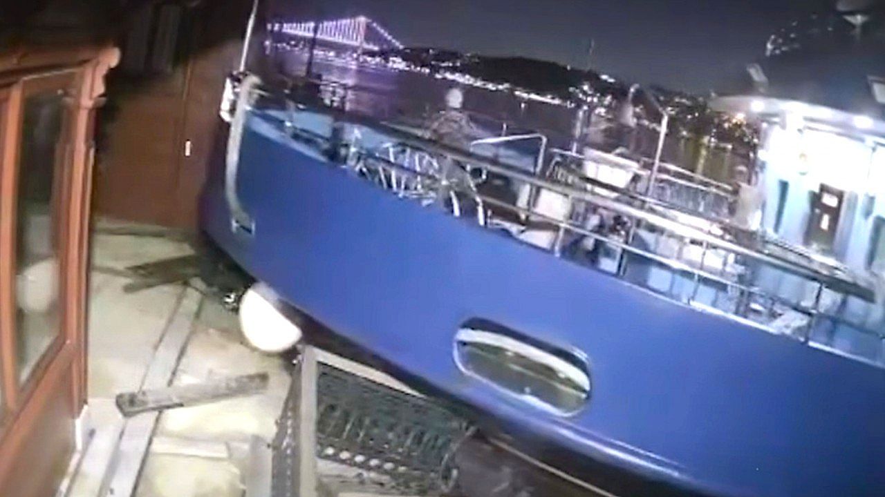 Video: Ferry rams historic 200-year-old mansion on Turkish waterfront